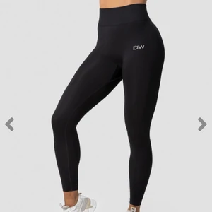 Icaniwill tights - Jättefina och sköna träningstights från icaniwill, det är deras modell definie seamless tights black wmn. Säljer de pga att det är fel storlek för mig. Endast använda ett fåtal gånger.🤩😍
