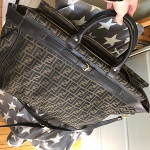 Fendi weekendbag - Intressekoll på min weekend bag från Fendi, köpt vintage. Tyvärr kommer den ej till användning då den är lite väl stor. Kan skicka fler bilder om så önskas. 