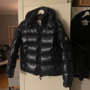 Moncler maya  - Säljer en helt ny moncler maya i färgen navy blue. Mest för intressekoll egentligen. Så för mer info så kontakta mig bara.                                                       Går även att bevisa att den är äkta oxå.                                                                                      GE BUD!!