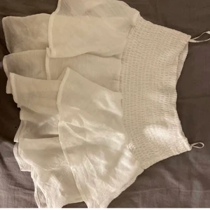 Vit kjol - Säljer denna jättesöta kjolen som är i bra skick. Kan även användas som en topp :)