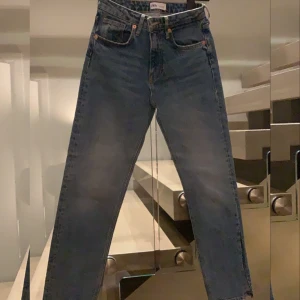 Mörkblå jeans  - Säljer mina mörkblåa jenas med en högre slits längst ner vid benen. Använt ett några gånger men tyvärr för små nu. Bara att skriva för fler bilder!