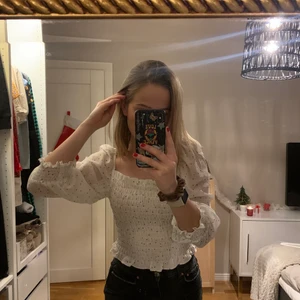 Prickig blus - Fin prickig blus från H&M🤍🖤 blusen är något stor över bysten för mig med små bröst, men det funkar. Fint skick! Materialet är något genomskinligt men med en bh som matchar din hudton funkar det toppen.🥰