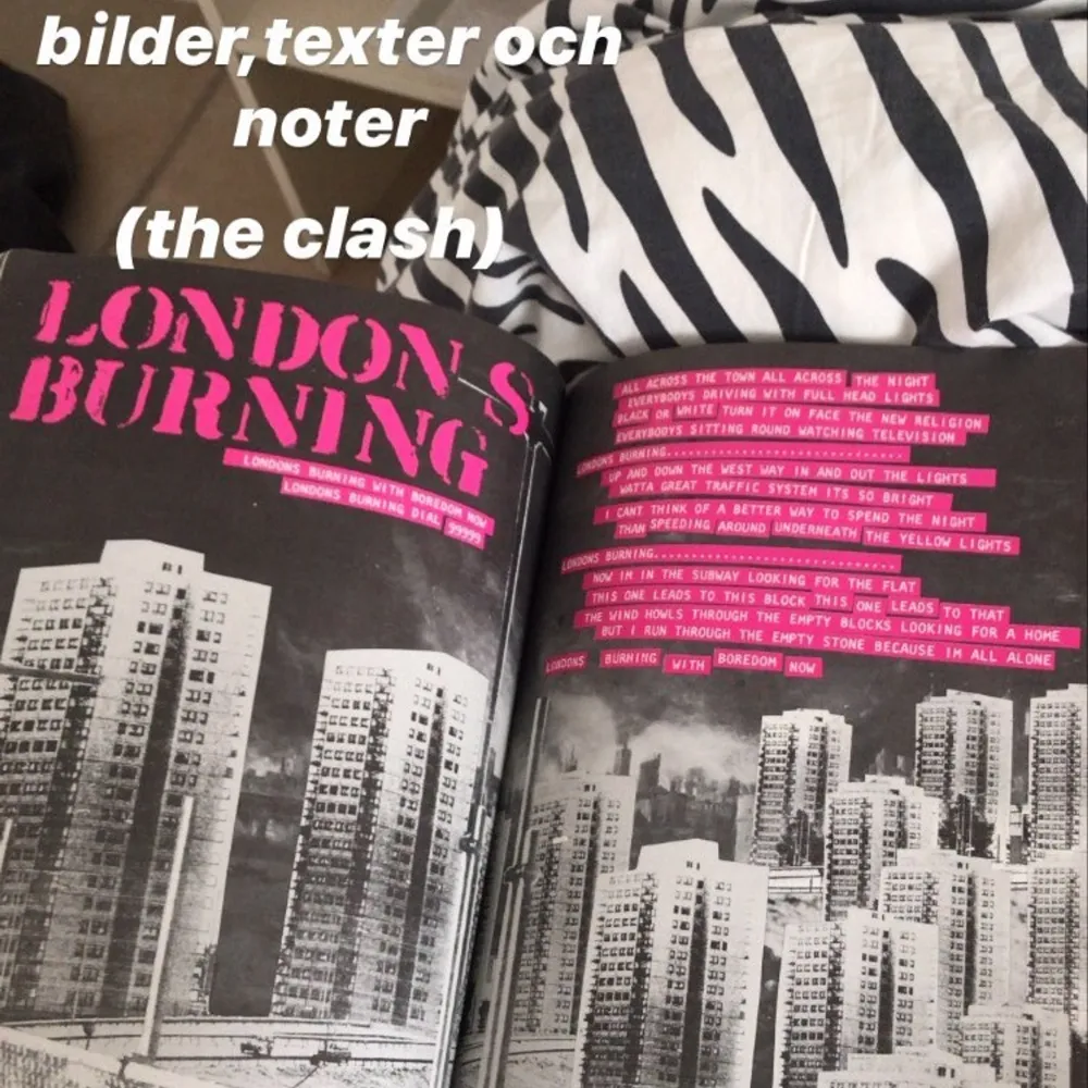 Köp separat eller tillsammans. 80kr separat, 150 tillsammans! The Smiths boken innehåller: noter+ bilder. The clash boken: noter, bilder +  låttexter.   SMITHS BOKEN ÄR SÅLD  . Övrigt.