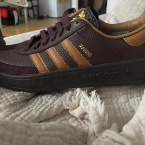 Adidas Madrid. Bruna - Nya och oanvända. Stl: 43. & 1/3. 