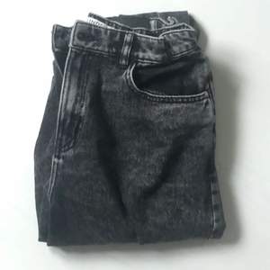 Svarta jeans. Inte använda så mycket->bra skick. 170kr+frakt💛