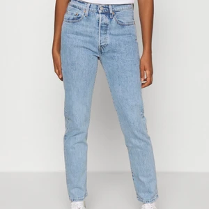 Levis 501 - Säljer nästintill oanvända Levis 501 crop jeans i dammodell, pga dom är försmå och korta på mig. Byxorna är i nyskick, midja 69 cm, Höft 91,5 cm. Jag är 170 cm lång och bär vanligtvis storlek 36 samt 27. OBS. Det är likadana byxor på första (produktbilden) som mina bilder bara att byxorna upplevs olika beroende på ljus. Säljer även ett par likadana fast i annan färg. 