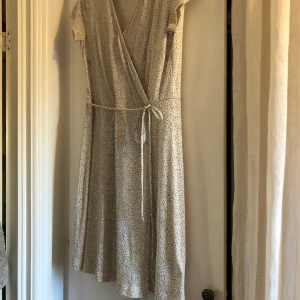 Sommarklänning - Säljer denna jättefina sommarklänningen från H&M! Aldrig använt eftersom den är stor för mig tyvärr ): Kan mötas upp eller skickas! 