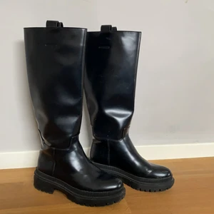 Höga stövlar  - Höga stövlar som är slutsålda på hm’S hemsida, i nyskick, strl 38, de sitter så fint på och passar perfekt både till vardag och fest