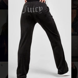 Juicy couture - Säljer mina juicy couture byxor eftersom de aldrig kommer till användning, det är storlek M de sitter jätte bra, de är ej lågmidjade❤️❤️