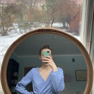 Blå blus  - Blå blus med omlottknytning i sidan. Bra skick. 