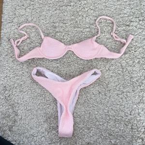 Bikiniset  - Jättesöt bikini från shein som är oanvänd. Nederdelen är i storlek S och överdelen är också i storlek S. Frakten ingår i priset!😍