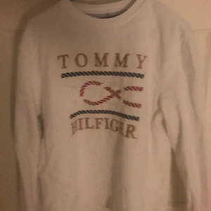Tommy hilfiger collegeshirt storlek M - En väldigt enkel och basic tröja. Jag är 184 och den passar mig perfekt. Säljs pågrund av att jag ej använder den. Cond: 10/10