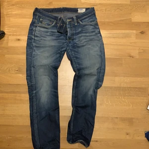 G-star Jeans  - Jeans från Gstar 3301, är för män men funkar som unisex som ett par lågmidjade pösigare jeans. Oklart vilken storlek men funkar i längd på mig som är 165 och sitter lite pösigt och jag är S/M