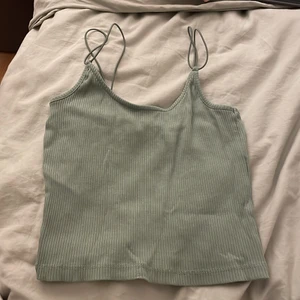 Grönt linne - Jättefint och skönt grönt linne säljer för att det inte kommit till användning💞