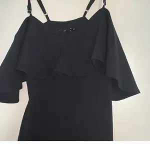 Offshoulder klänning från Nelly i storlek XS, använd två gånger o säljer pga den inte kommer till användning. Dm för frågor eller bilder 