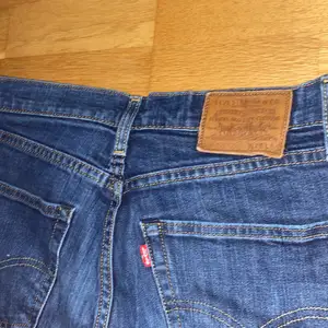Fina Levi’s jeans som är för små priset är diskutabelt 