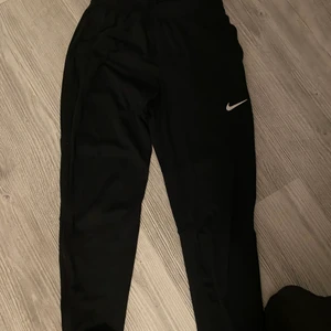 Nike byxor - Byxor från Nike, är för korta för mig då jag är 175 cm.