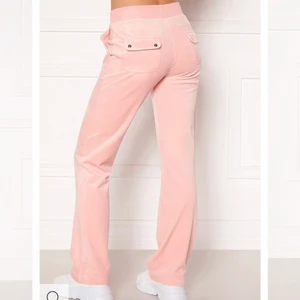 Juicy byxor strl S, 800kr - Juicy byxor i färgen pale pink, strl S. Dom är helt nya köpta för 2 veckor sen endast provade, säljer för dom ej passade. 800kr köparen står för frakt😊💕