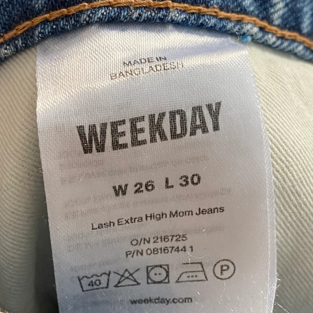 jeans från weekday i modellen lash. det står på lappen att innersömmen är 30inches, men i verkligheten är den 28, så den riktiga storleken är W26 L28. Jeans & Byxor.