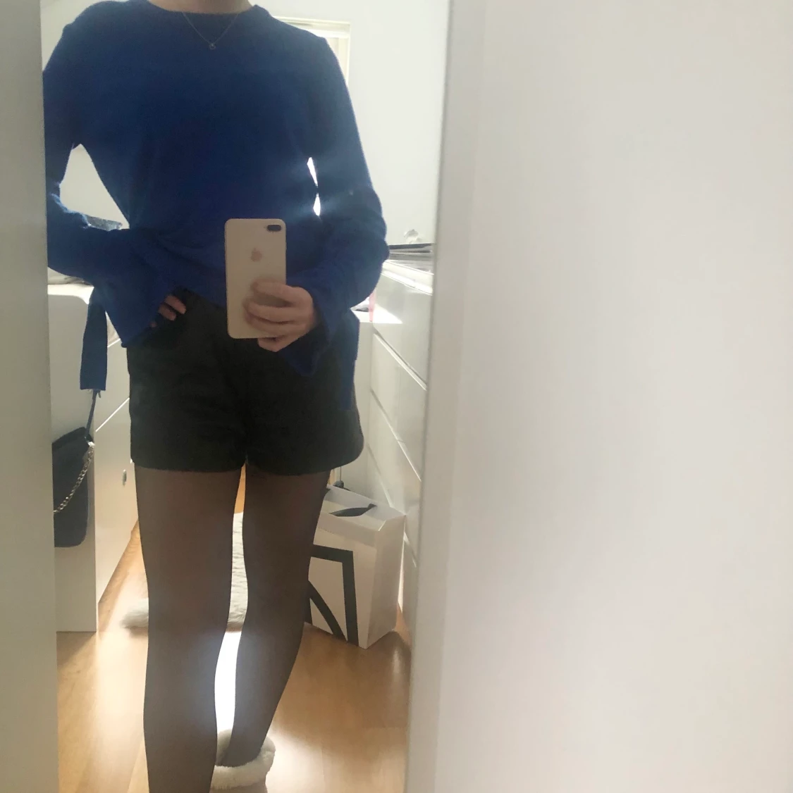 Blå tröja med knytdetalj