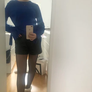 Blå tröja med knytdetalj - Stickad tröja från nakd. Snygga knytdetaltjer på ärmarna. Storlek XS, men passar även S och M. Superbra skick. Köparen står för frakten som tillkommer.💗