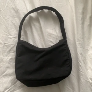 Gina tricot väska - Säljer denna jätte fina Gina tricot väskan. Den är i super bra sick, använd ungefär 8 gånger. Jag köpte den förra året. Kedjan är lätt att dra i och väskan har en väldigt rymlig storlek som får plats med det nästa nödvändiga. Innanför väskan så finns det ett fack med en dragkedja. Jag köpte den för 250kr. Kontakta mig för mer information eller bilder. Säljer den runt 100-50kr.💓💓💓