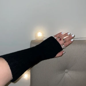 Torgvantar  - Mjuka och varma vantar som är väldigt trendiga just nu🤍Perfekt till den kalla vintern! Köp ditt par genom att skriva till mig. 1 par 120kr exklusive frakt⚡️Tveka inte av att höra av dig vid frågor, funderingar eller fler bilder☺️‼️Blir snabbt slutsålda men har många på lager‼️