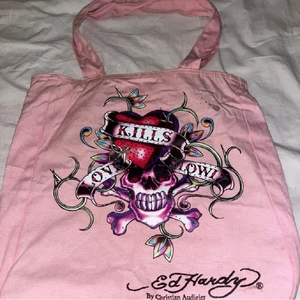Ed hardy väska - LÄGGER UPP IGEN, Hur söt som helst men används inte! Väskan har lite defekter men märks typ inte alls ❤️