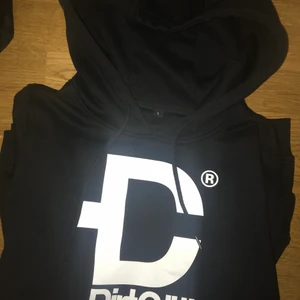 Dirtcult hoodie - Säljer min Dirtcult hoodie då jag inte gillar den, den är i storlek L eftersom dem är så små i storlekarna, brukar i vanliga fall ha storlek S