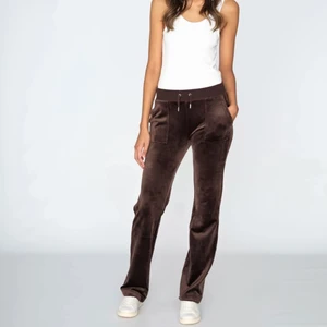 Juicy couture byxor  - Säljer mina bruna juicy couture byxor som är helt slutsålda. storlek S men passar XS. Vill sälja så fort som möjligt då jag inte använder de för jag tyckte att jag inte passade i denna färg. Buda bara om du kan tänka dig att köpa, buda bara det priset du kan köpa det för. tecken på användning finns, det finns ett hål i vänster knä samt fläckar på benet vid smalbenet. Skriv privat för fler bilder. Jag vill sälja dessa så snabbt som möjligt! Frakten betalar köparen och fraktar endast.