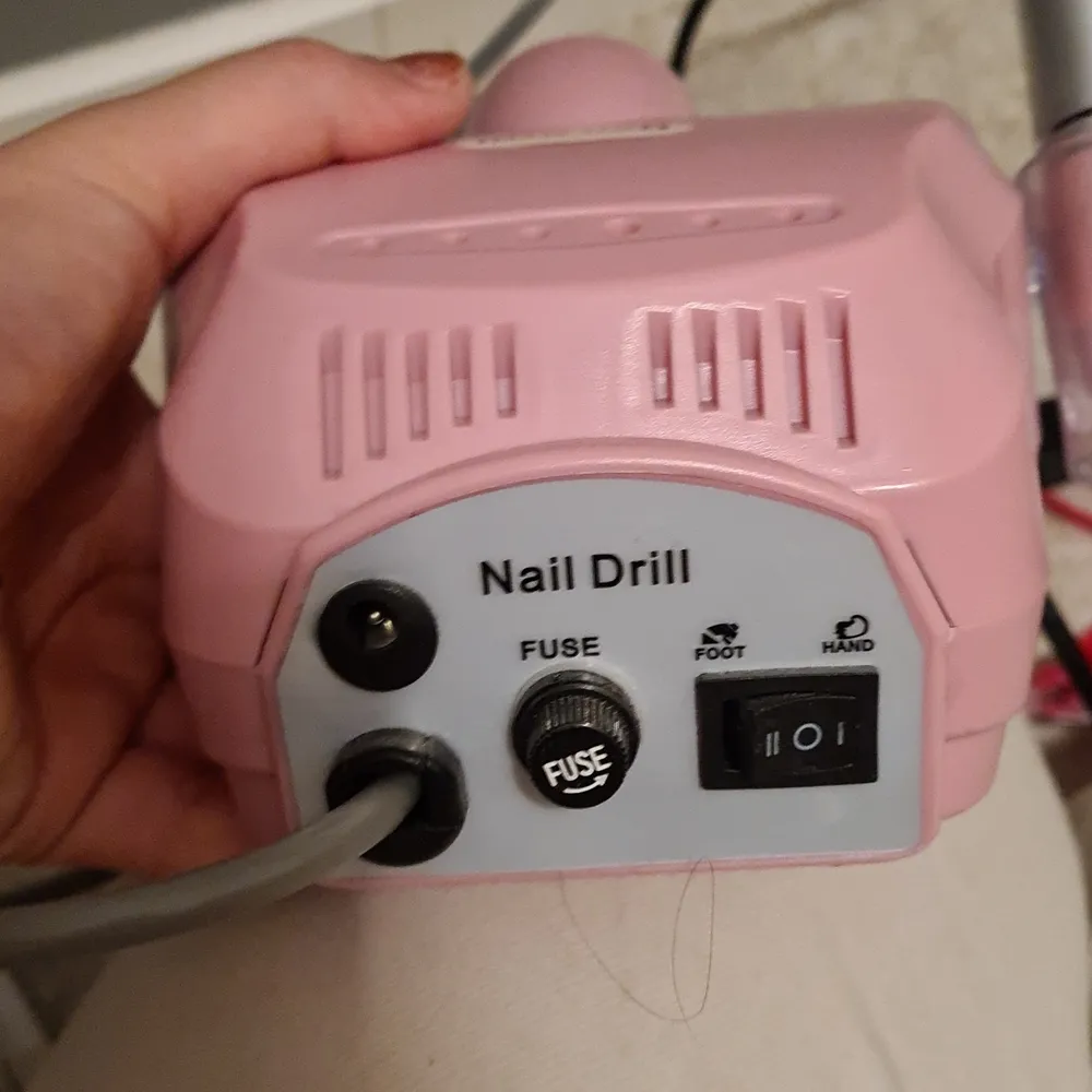 En rosa elektrisk elfil till naglar köpte den begagnat men aldrig använt den pedal medföljer jätte bra skick med många olika hastigheter. Det finns 6 olika hål för bitsar på den den kan snurra åt höger och vänster.. Övrigt.