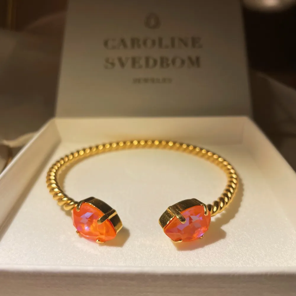 Mini drop bracelet från Caroline Svedbom i färgen orange glow delite. Accessoarer.