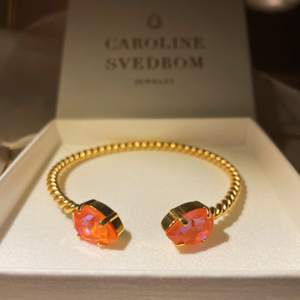 Mini drop bracelet från Caroline Svedbom i färgen orange glow delite