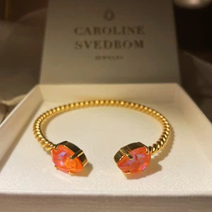 Caroline Svedbom  - Mini drop bracelet från Caroline Svedbom i färgen orange glow delite