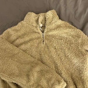 Teddy tröja - Super super fin Teddy tröja från hm som är använd ca 3 gånger, nypris 299kr så säljer för 120kr+ frakt 66kr🤍