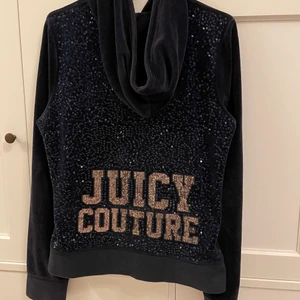  juicy couture kofta - Säljer min marinblå juicy couture kofta som är i storlek L men den passar minst lika bra en S beroende på hur man vill att den ska sitta💕 Skriv bara om det är något ni undrar över😌