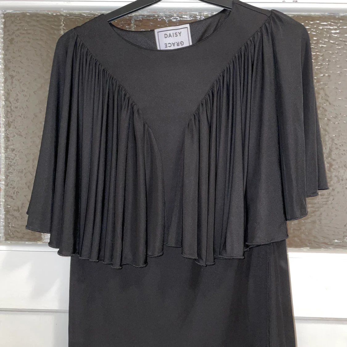 Svart blus med volang