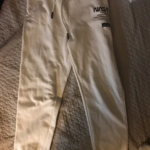 Nasa vita mjukisar  - High waisted. Och har bara blivit används 2 gånger. Finns matchande Nasa vit Hoodie, om man vill köpa dom ihop kostar det 120kr. 