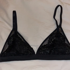 Svart spetsbh/spetsbralette - Svart spetsbh/spetsbralette i storlek S. Aldrig använd, frakt 11kr💖
