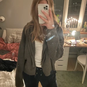 Zara kofta ❤️❤️ - Jättefin och mysig kofta från zara i stl S. Säljer då den inte kommer till användning länger, hör av er privat vid intresse💓