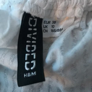En fin tröja ifrån H&M - Detta plagg var bara använd en gång. Jag har tvättat den så det är helt ren. Den är nice å ha på sommaren. Den är bara någon månad gammal.