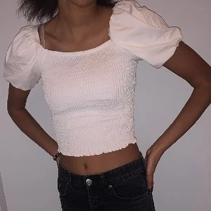 Puffärm topp - Vit puffärm somriga topp från GinaTricot. Aldrig använd så nyskick. 150kr gratis frakt. 💕💕