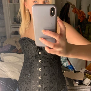 Finaste oanvända korsetten från humana❤️ - Helt oanvänd (av mig) med prislappen kvar. Så fin men har ej kommit till användning. Stoleken är justerbar och man knyter den i bak. 