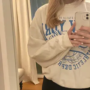 Mysig sweatshirt från Gina med ett blått tryck 💙 använt fåtalgånger 