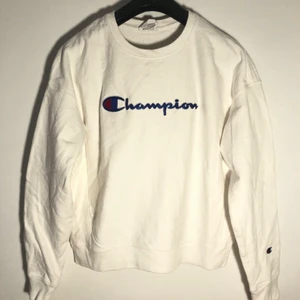 Champion Vintage Tjocktröja Sweatshirt - En riktigt snygg vit tjocktröja från Champion. Nice bred och baggy look. Skulle dock säga att den är ganska liten för att vara XL. Kanske kvinnlig storlek. Skicket är som på bilderna, har du någon fråga eller vill ha fler bilder är det bara att fråga! Skickas spårbart med postnord, önskar du något annat fraktföretag kan det anordnas vid förfrågan.