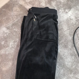 Juicy byxor nyskick - Säljer mina juicy byxor i M. De är i toppenskick och inte använda mycket!! Skickar spårbart med PostNord. 🥰