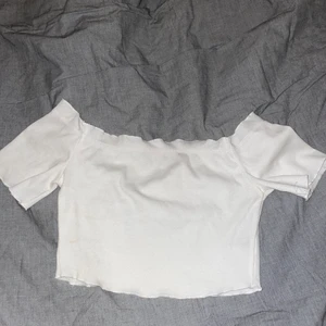 Kort vit tröja ❄️ offshoulder  - Vit kort tröja, offchulder 💜