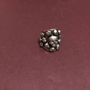 Skull ring - Cool ring med ett dusin dödskallar på den, riktigt fet
