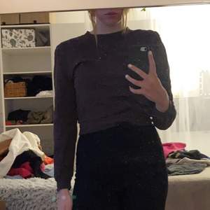 Brun sweatshirt med axelvaddar (se bild 2) köpt från Ginatricot i strl XS.  Vid frågor är det bara att skriva, går att få tydligare bilder (smutsig spegel)!🥰  Nytvättad!
