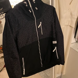 Skidjacka - Säljer min fina skidjacka från colorwear med svartgrått leopard mönster, använd på 2 skid säsonger, och är i superfint skick, köpt för 1600kr på intersport💕💕